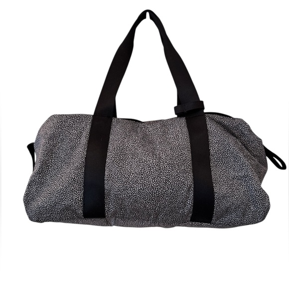 ⭐️NWT⭐️Lululemon Fast Track Athletica Black and Gray Duffel Bag - Picture 2 of 6